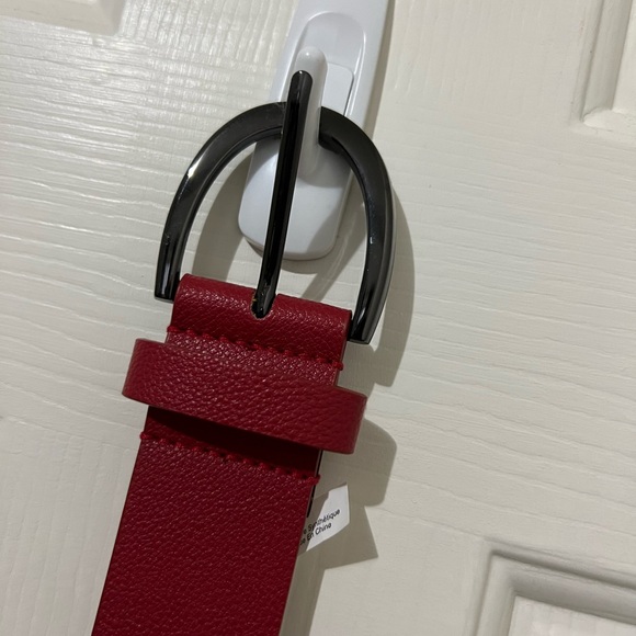 NWOT Stylish Red Belt with Black Buckle - Picture 2 of 5